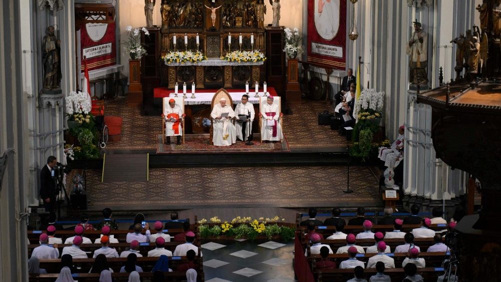 Papa exorta católicos na Indonésia a ser fortes na fé, abertos na fraternidade e próximos na compaixão - Jornal O São Paulo