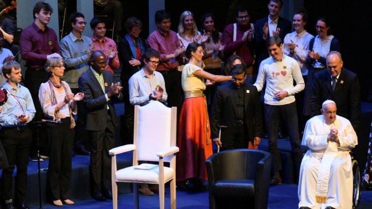 Papa aos jovens: o estudo deve ser o caminho para a verdade, que nos torna livres - Jornal O São Paulo