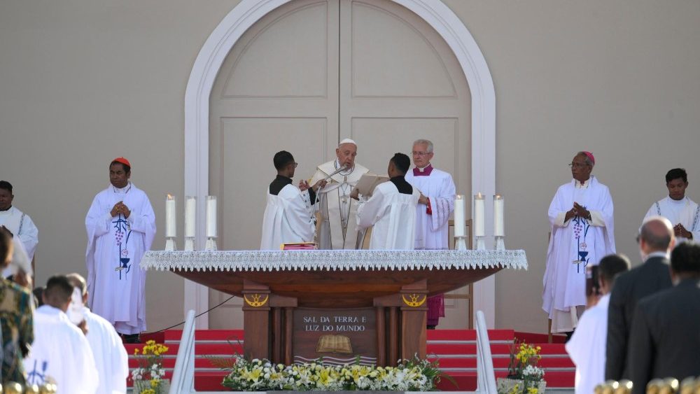 ‘Não tenhamos medo de nos tornarmos pequenos diante de Deus’, exorta o Papa em missa em Timor-Leste - Jornal O São Paulo