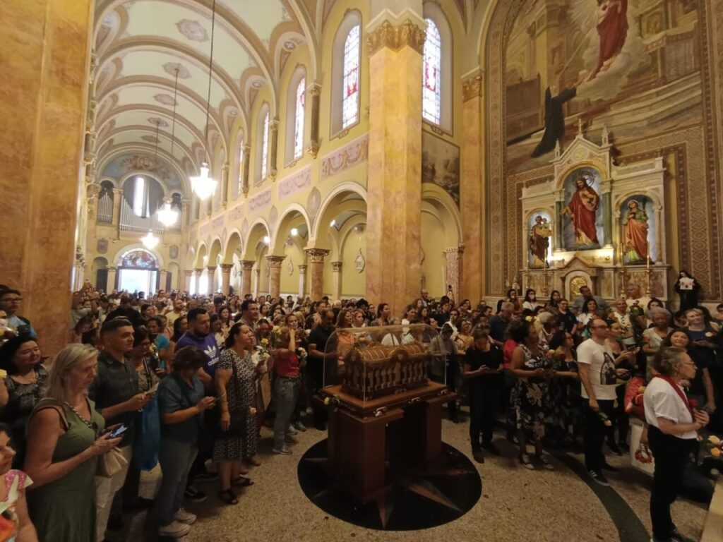 Na Região Sé, devotos de Santa Teresinha lotam igrejas na peregrinação das relíquias da carmelita - Jornal O São Paulo