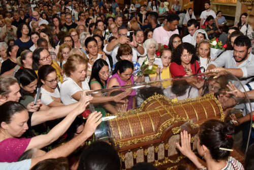 Na Região Sé, devotos de Santa Teresinha lotam igrejas na peregrinação das relíquias da carmelita - Jornal O São Paulo
