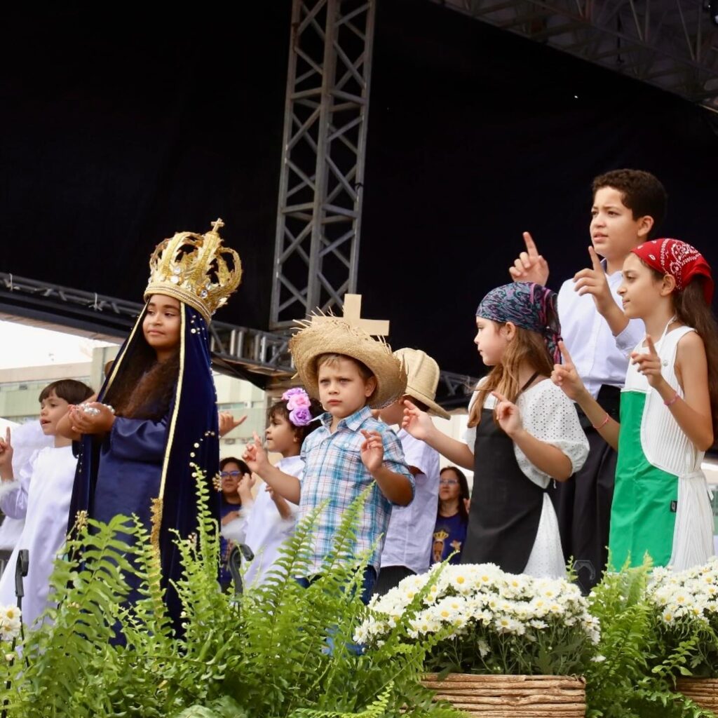 Nas igrejas, ruas, praças e rios, brasileiros expressam a devoção à Padroeira do Brasil - Jornal O São Paulo