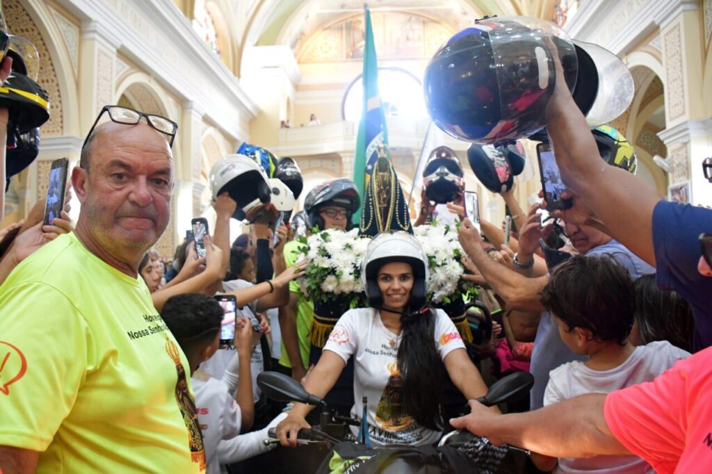 Nas igrejas, ruas, praças e rios, brasileiros expressam a devoção à Padroeira do Brasil - Jornal O São Paulo