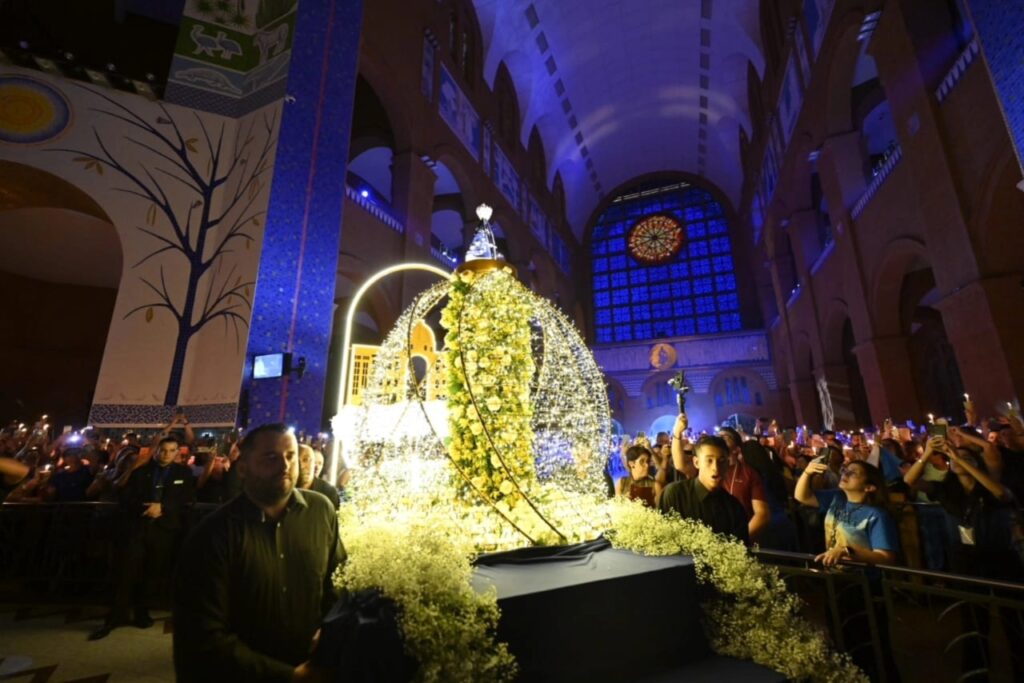 Nas igrejas, ruas, praças e rios, brasileiros expressam a devoção à Padroeira do Brasil - Jornal O São Paulo