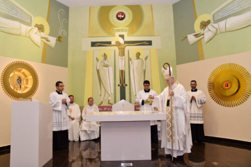 Na Vila Souza, Cardeal Scherer dedica a igreja e o altar da matriz da Paróquia Nossa Senhora Aparecida - Jornal O São Paulo