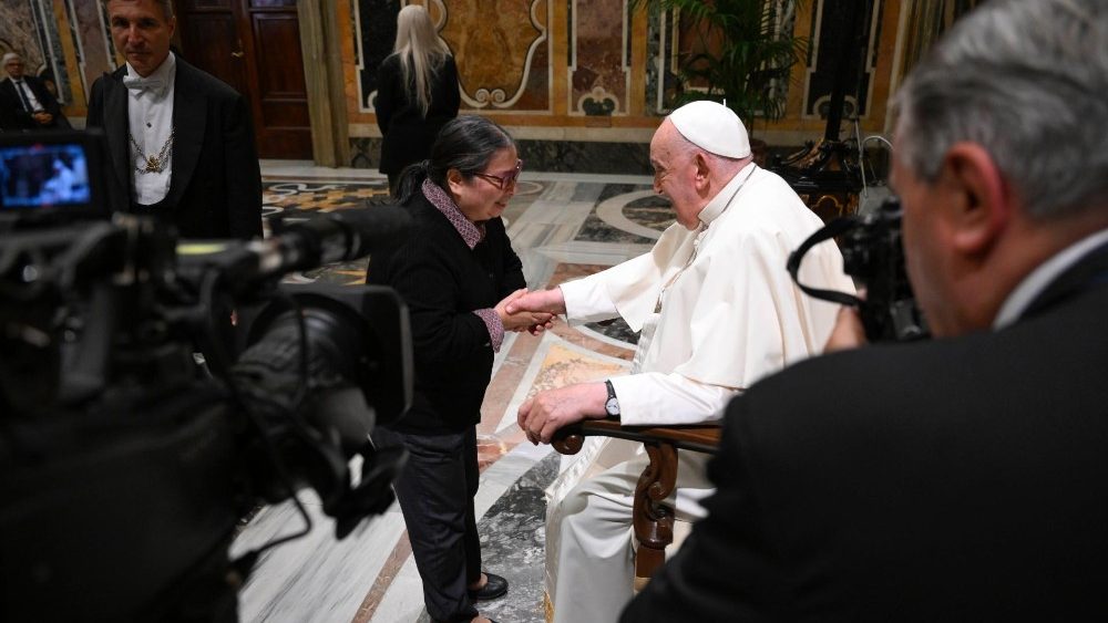 Papa: sonho com uma comunicação com holofotes acesos sobre os últimos - Jornal O São Paulo