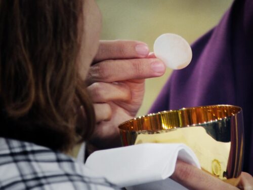 Uma católica que se casa com um protestante pode continuar comungando? - Jornal O São Paulo