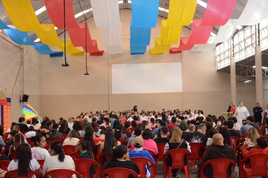 Em visita pastoral, Dom Cícero convive com os fiéis da Paróquia Nossa Senhora do Sagrado Coração - Jornal O São Paulo