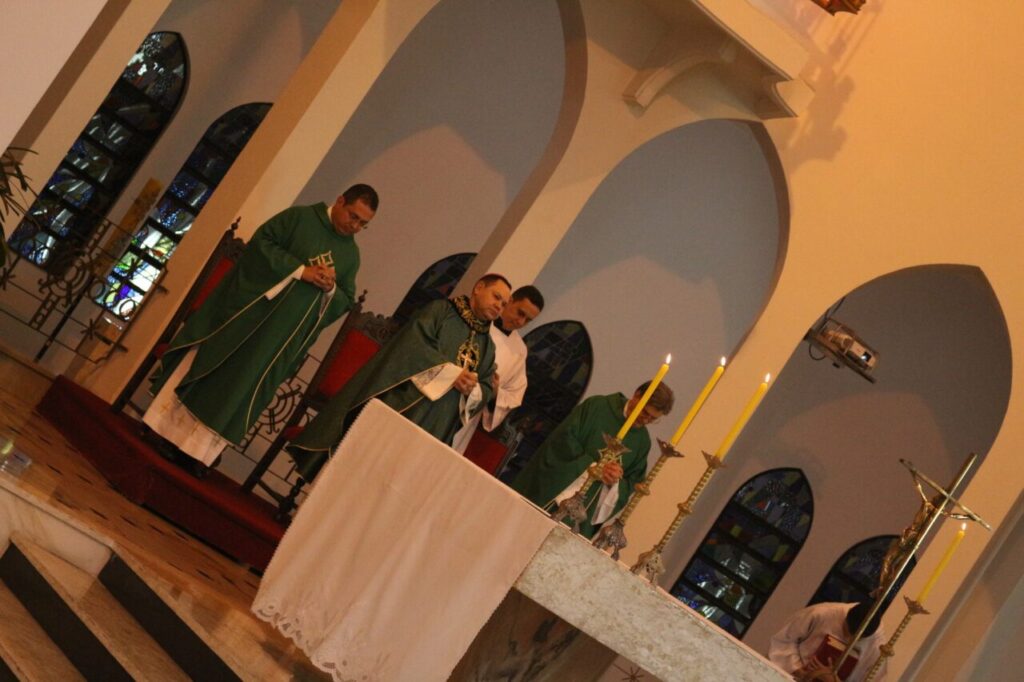Em visita pastoral, Dom Cícero convive com os fiéis da Paróquia Nossa Senhora do Sagrado Coração - Jornal O São Paulo