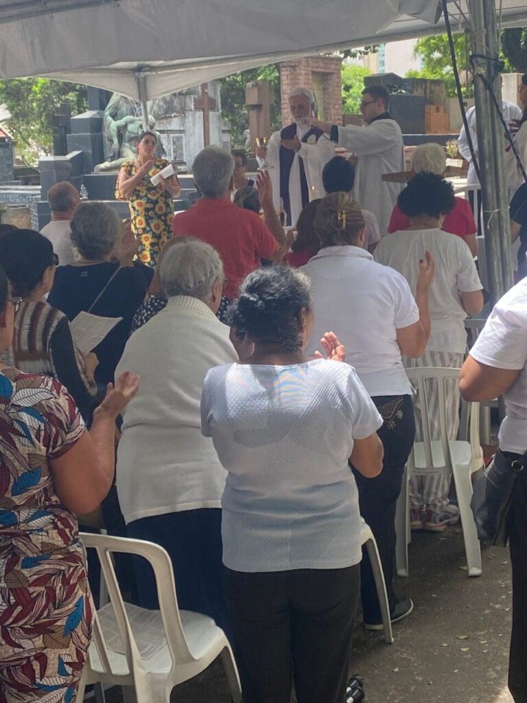 Sé: nos cemitérios, paróquias oferecem suporte e consolo espiritual no dia 2 - Jornal O São Paulo