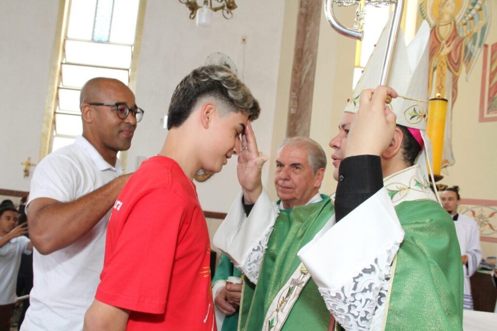 Dom Cícero preside crismas e dialoga com os pobres na Região Belém - Jornal O São Paulo