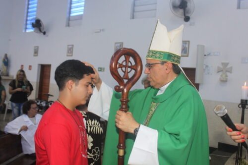 Dom Edilson preside missas com Crismas em paróquias da Lapa - Jornal O São Paulo