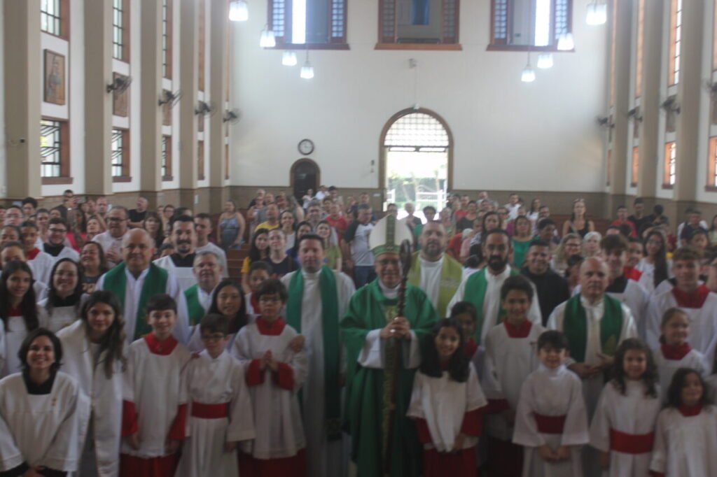 Lapa: Dom Edilson preside missas com Crisma e tem encontro com servidores do altar - Jornal O São Paulo