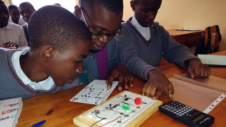 A missão de Irmã Pia gera luz às crianças cegas de Ruanda - Jornal O São Paulo