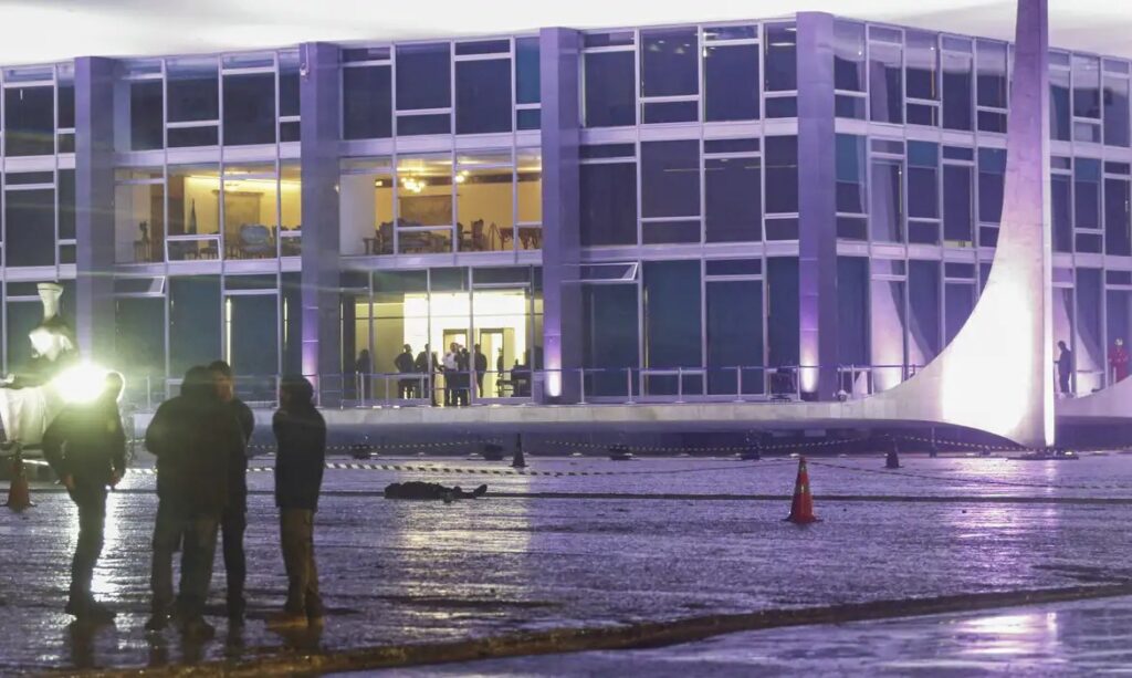 Polícia Federal inicia investigação sobre ataque na Praça dos Três Poderes em Brasília - Jornal O São Paulo