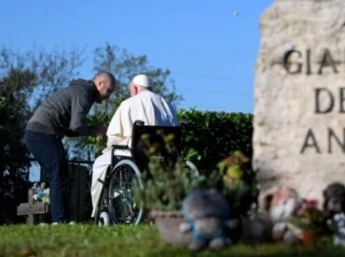 Francisco escolhe a oração silenciosa e reza em cemitério de crianças não nascidas - Jornal O São Paulo