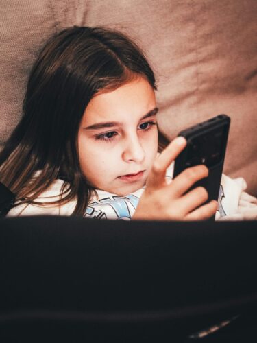 O uso excessivo de telas e eletrônicos e seus impactos no desenvolvimento e aprendizagem - Jornal O São Paulo