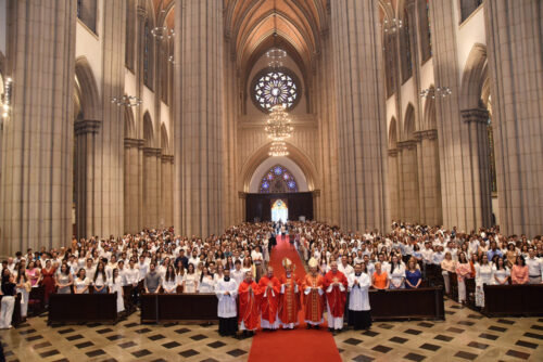 Mais de 300 jovens e adultos são crismados em missa na Catedral da Sé - Jornal O São Paulo