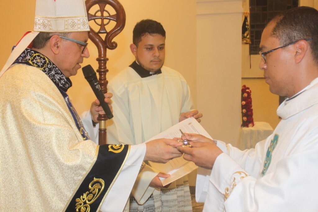 Lapa: Dom Edilson dá posse a pároco, preside crismas e participa de momentos formativos - Jornal O São Paulo