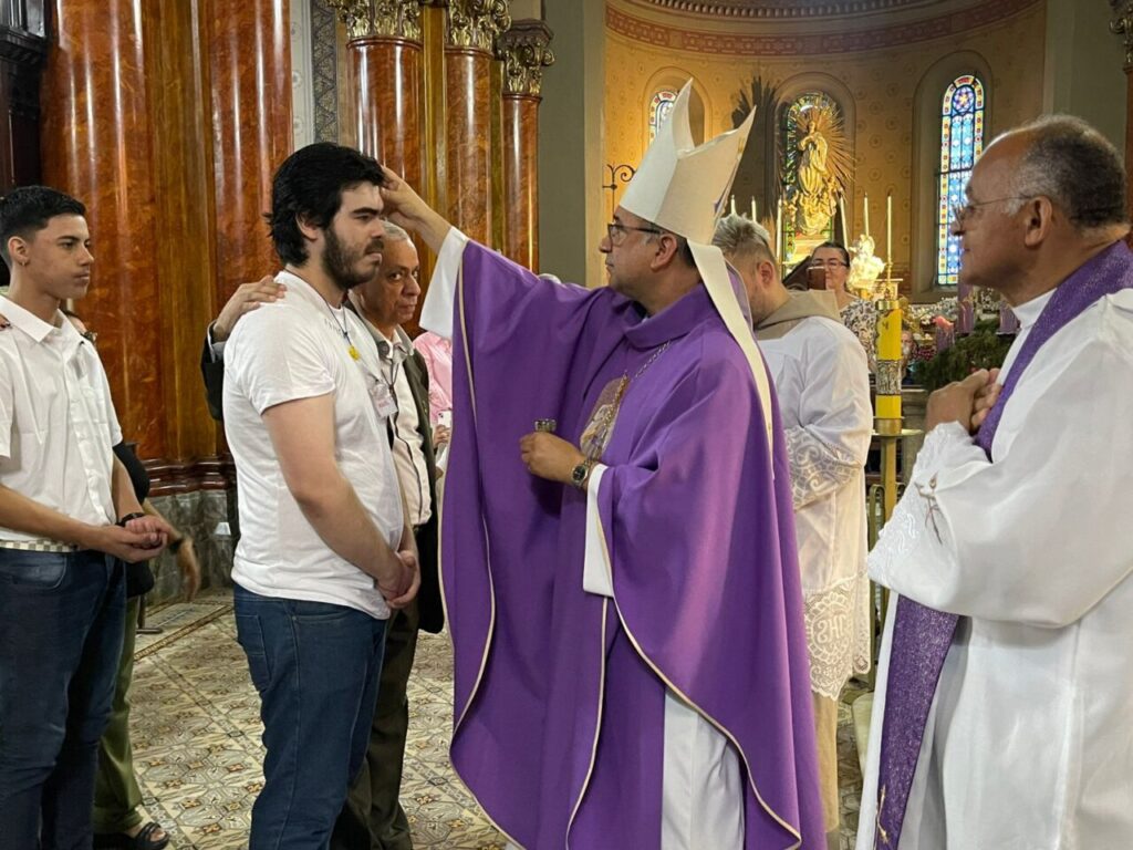 Dom Rogério preside missas com Crismas e dialoga com missionários - Jornal O São Paulo