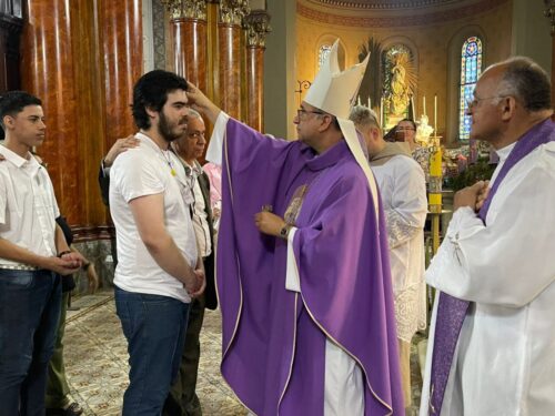 Dom Rogério preside missas com Crismas e dialoga com missionários - Jornal O São Paulo