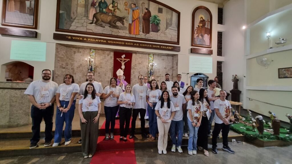 Dom Rogério preside missas com Crismas e dialoga com missionários - Jornal O São Paulo