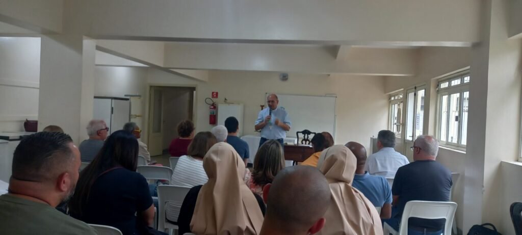 Dom Rogério preside missas com Crismas e dialoga com missionários - Jornal O São Paulo