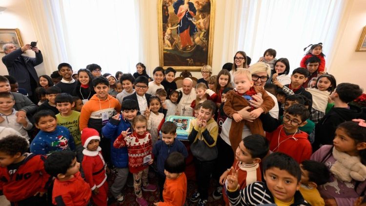 O Papa recebe as crianças do dispensário pediátrico Santa Marta - Jornal O São Paulo