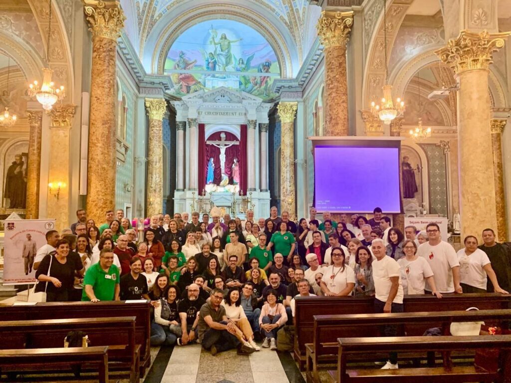 Dom Rogério preside missas com Crismas e dialoga com missionários - Jornal O São Paulo