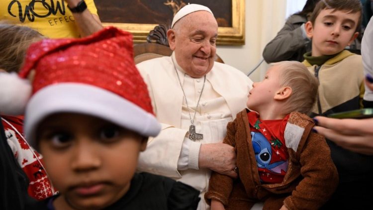 O Papa recebe as crianças do dispensário pediátrico Santa Marta - Jornal O São Paulo