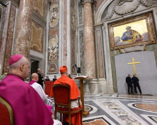 Realizado o ‘recognitio’ da porta santa da Basílica de São Pedro para o Jubileu 2025: entenda o rito - Jornal O São Paulo