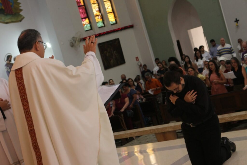 Na Região Belém, cantor coreano Junho Chu testemunha sua fé; e Irmão Leonardo realiza sua profissão perpétua - Jornal O São Paulo