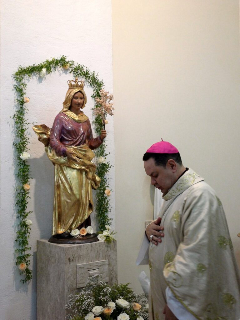 Fiéis acolhem a imagem da padroeira da Paróquia Nossa Senhora das Flores - Jornal O São Paulo