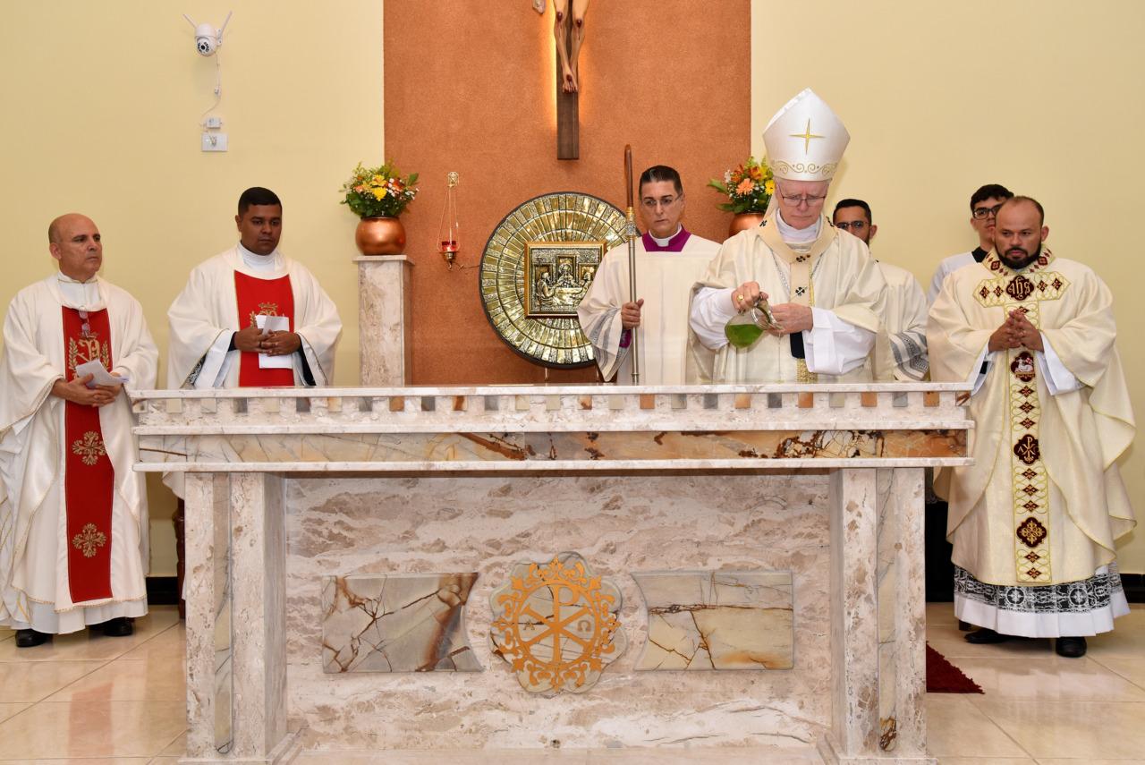 No Jardim Britânia, Cardeal Scherer dedica a igreja e o altar da matriz da Paróquia Cristo Rei - Jornal O São Paulo