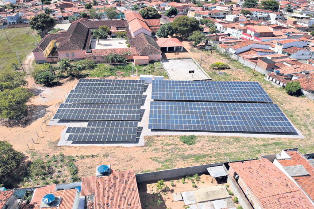 No telhado da igreja, a luz do sol convertida em energia elétrica preserva a casa comum - Jornal O São Paulo