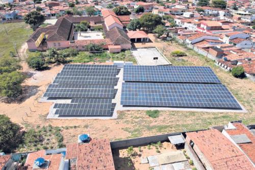 No telhado da igreja, a luz do sol convertida em energia elétrica preserva a casa comum - Jornal O São Paulo