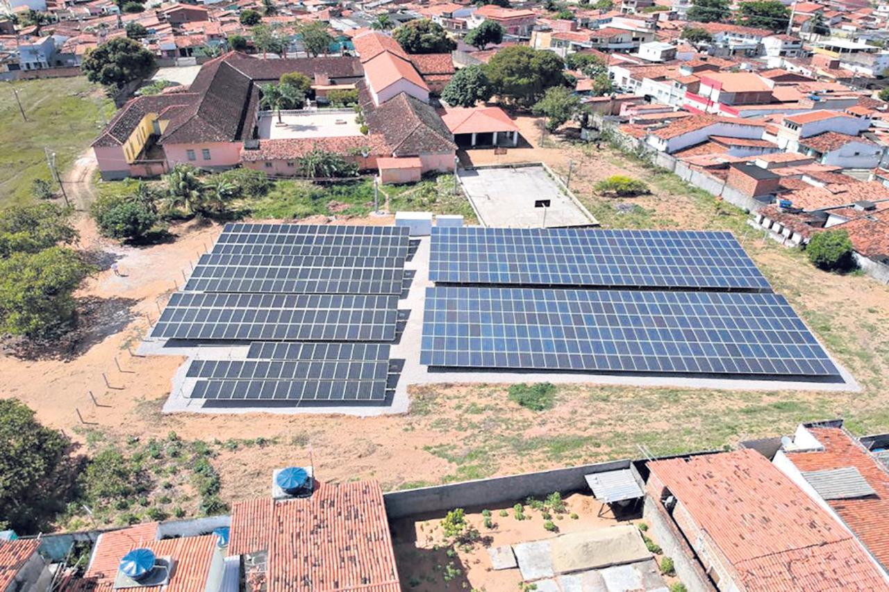 No telhado da igreja, a luz do sol convertida em energia elétrica preserva a casa comum - Jornal O São Paulo