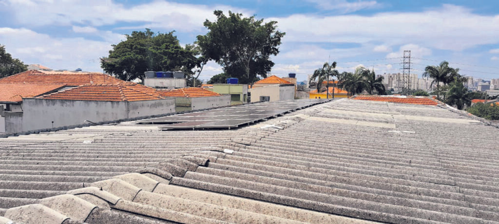 No telhado da igreja, a luz do sol convertida em energia elétrica preserva a casa comum - Jornal O São Paulo
