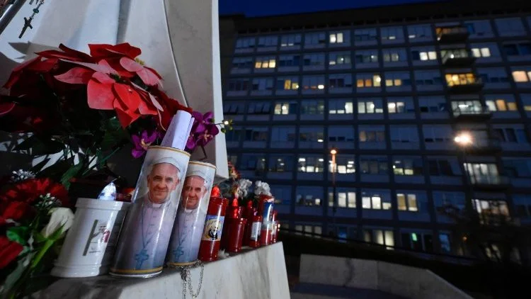 Médicos afirmam que Francisco responde bem à terapia, mas ainda não está fora de perigo - Jornal O São Paulo