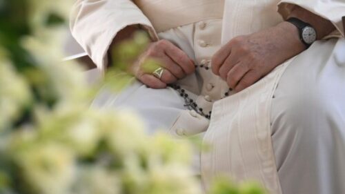 Rosário pela saúde do Papa Francisco passará a ser rezado diariamente na Praça São Pedro - Jornal O São Paulo