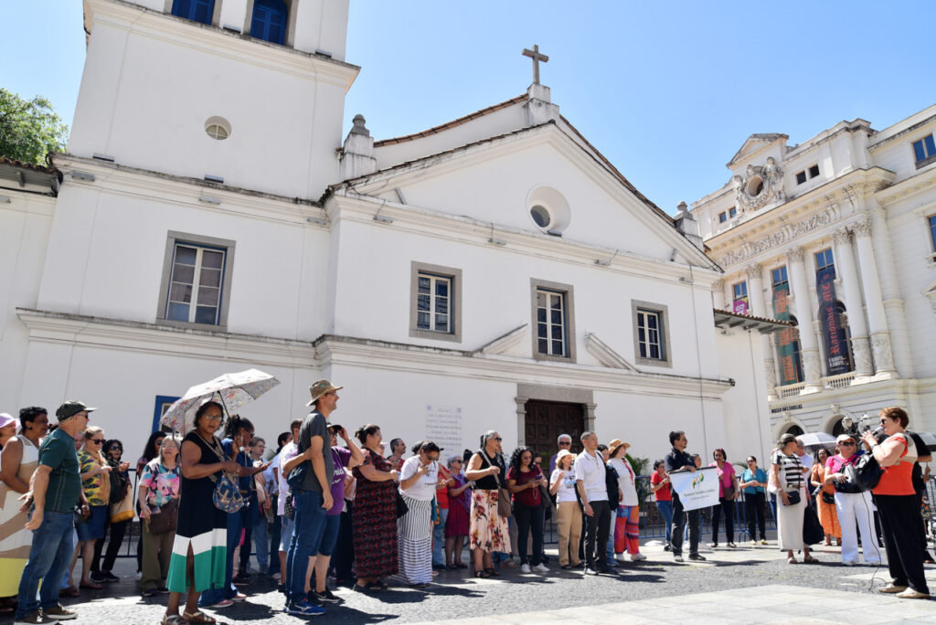 Animados na esperança, membros da RCC peregrinam à Catedral da Sé - Jornal O São Paulo