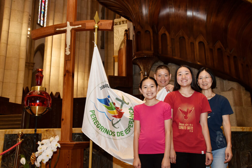 Animados na esperança, membros da RCC peregrinam à Catedral da Sé - Jornal O São Paulo
