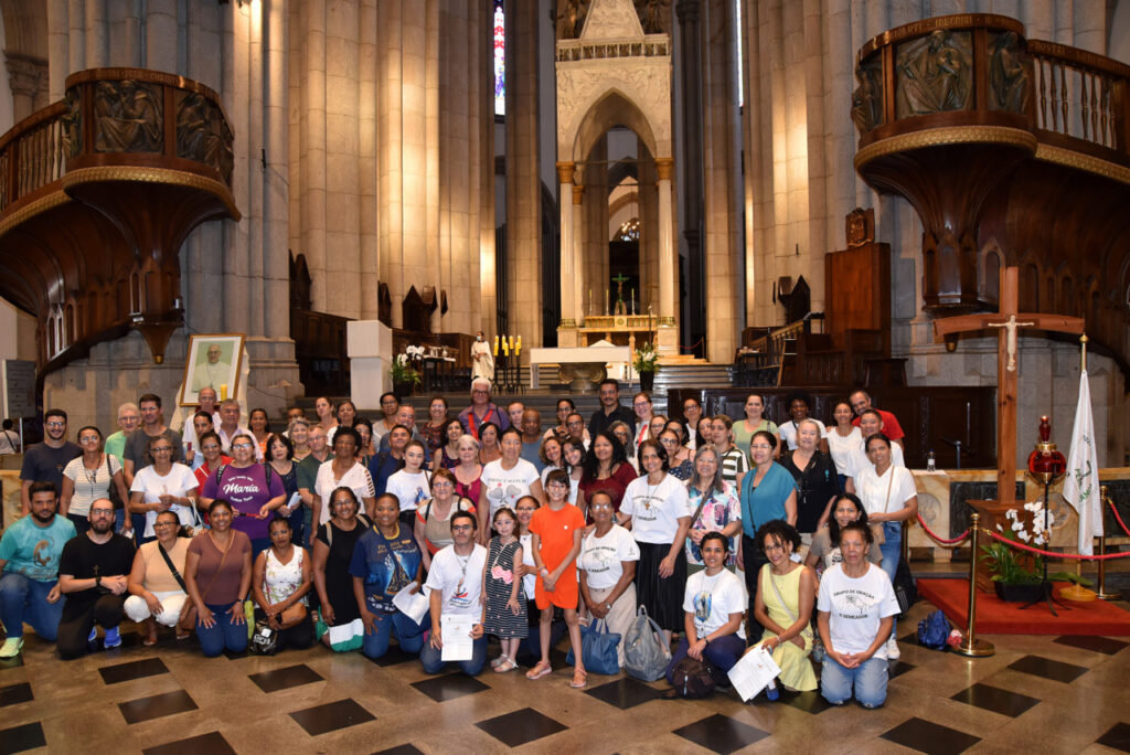 Animados na esperança, membros da RCC peregrinam à Catedral da Sé - Jornal O São Paulo