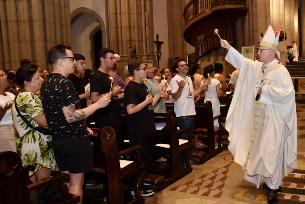 Animados na esperança, membros da RCC peregrinam à Catedral da Sé - Jornal O São Paulo