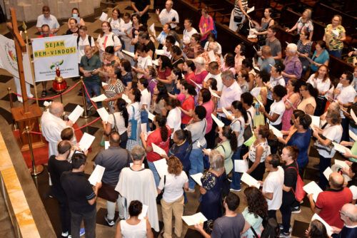 Animados na esperança, membros da RCC peregrinam à Catedral da Sé - Jornal O São Paulo