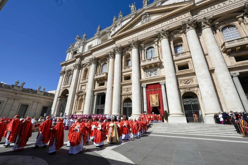 Na Missa de Exéquias, Cardeal Re recorda o legado de Francisco à Igreja e à humanidade - Jornal O São Paulo