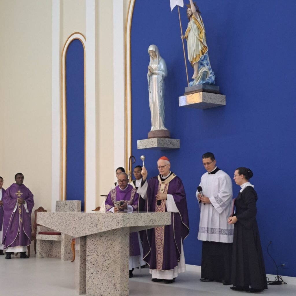 Cardeal Scherer abençoa o altar da Paróquia Jesus Ressuscitado - Jornal O São Paulo