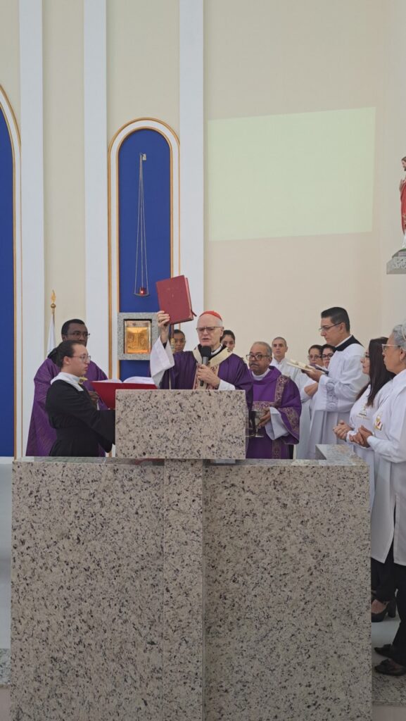 Cardeal Scherer abençoa o altar da Paróquia Jesus Ressuscitado - Jornal O São Paulo