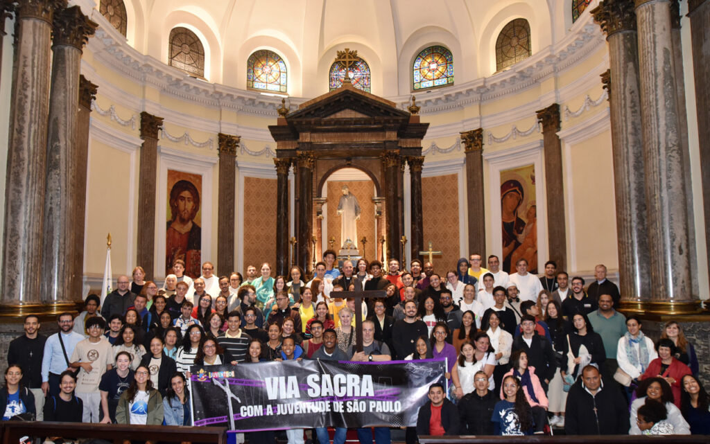 Jovens evangelizam na Avenida Paulista com a realização de via-sacra  - Jornal O São Paulo