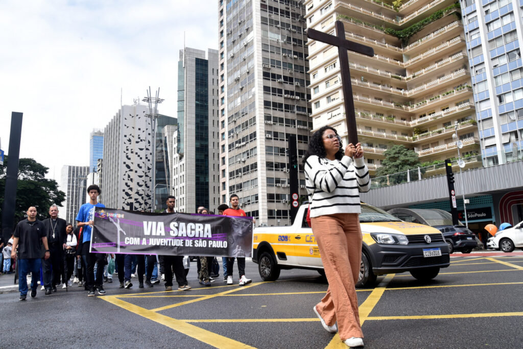Jovens evangelizam na Avenida Paulista com a realização de via-sacra  - Jornal O São Paulo